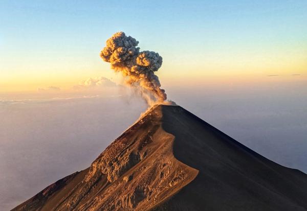 Acatenango: Eine Vulkanwanderung  mit Blick auf Feuer und Lava