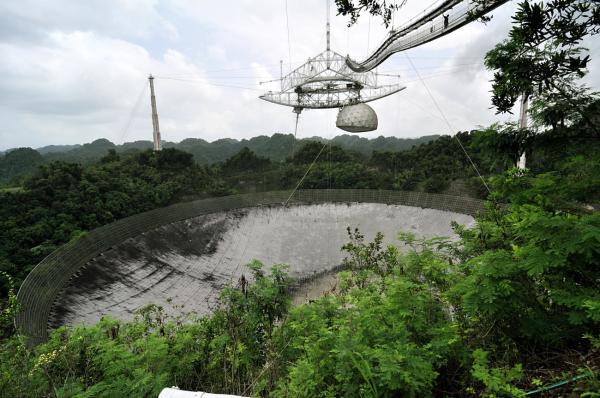 Arecibo: Weltraumforschung und das legendäre Radioteleskop im Dschungel