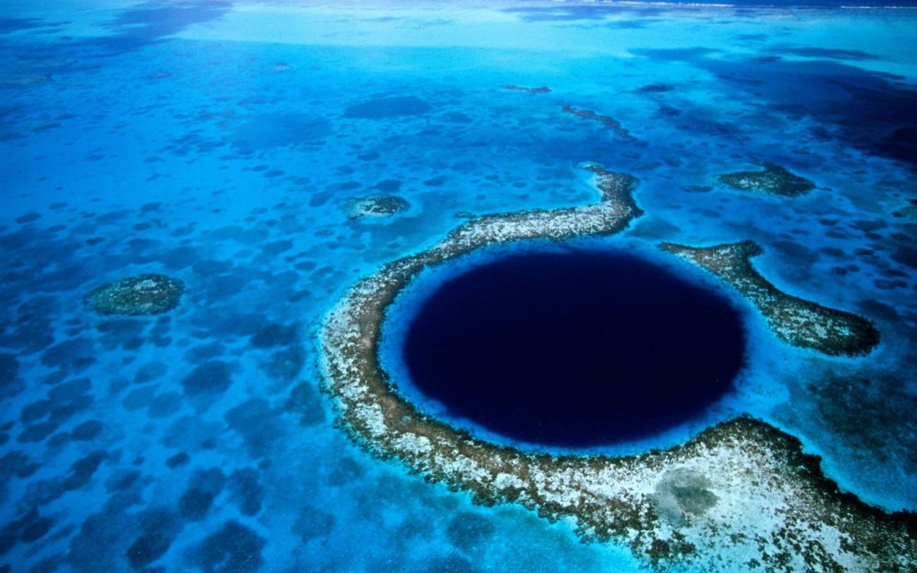 Das Great Blue Hole in Belize: Karibisches Naturwunder im Korallenriff