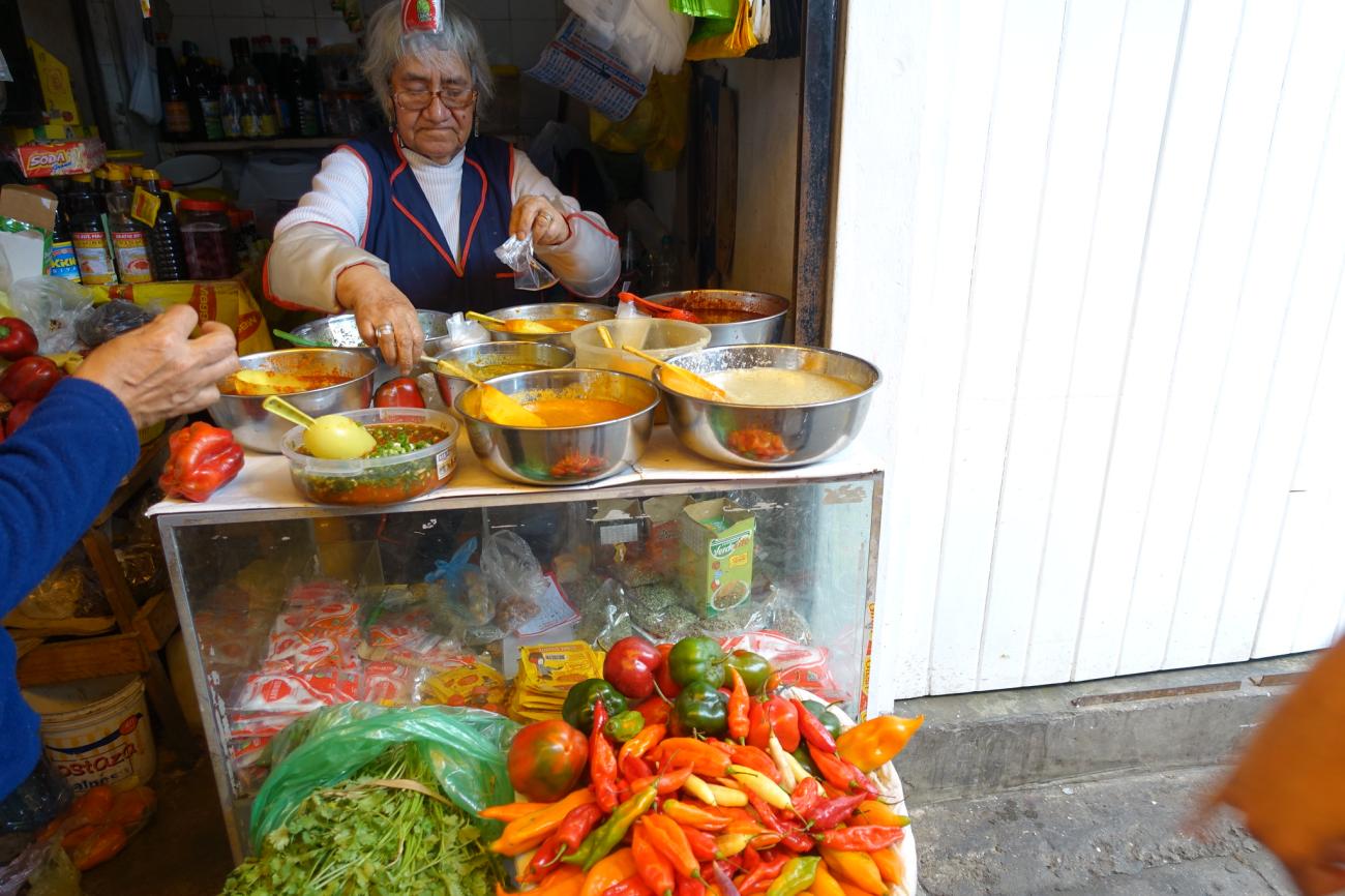 Street Food in Lima: Die besten Märkte und lokalen Spezialitäten